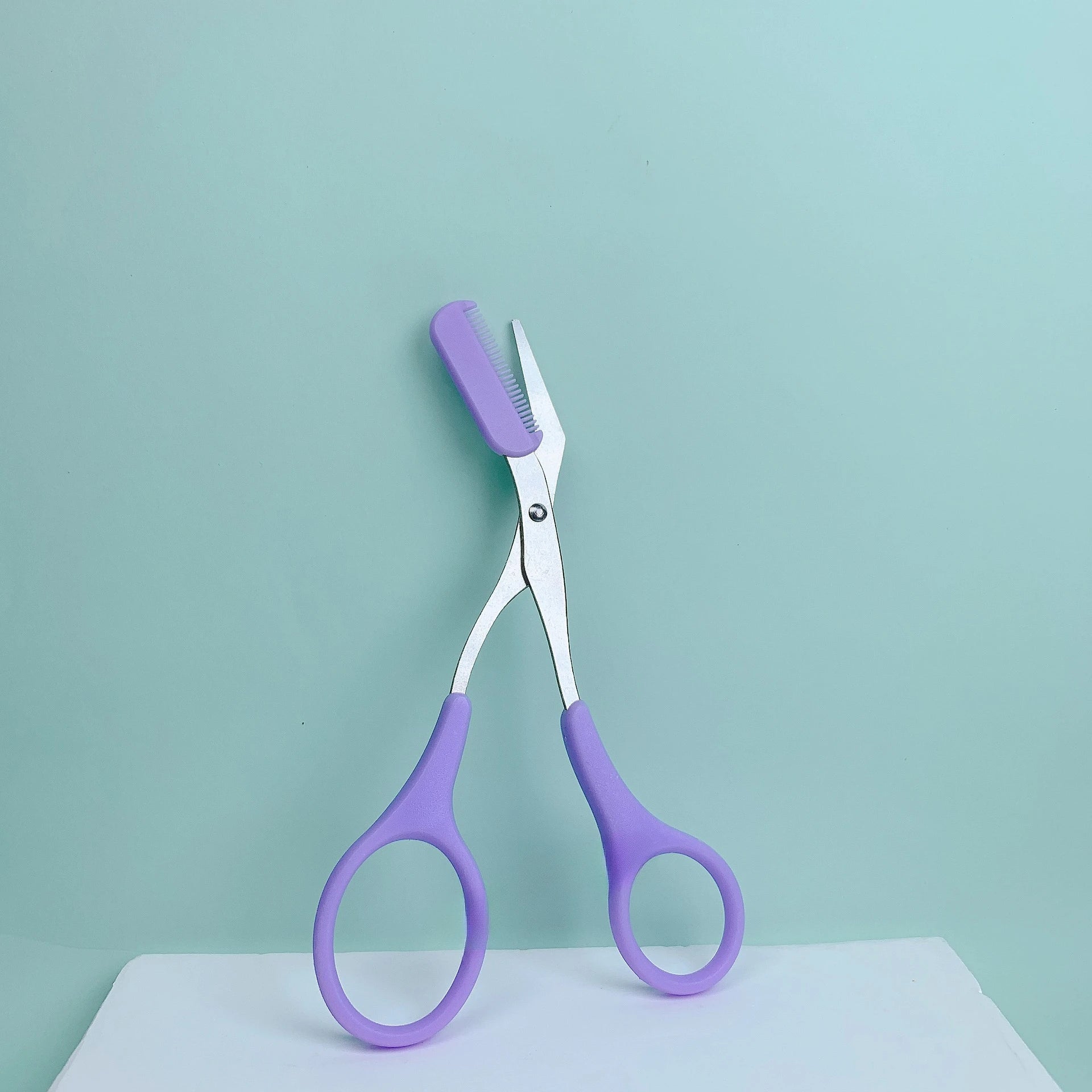 Eyebrow trimming scissors with built-in comb